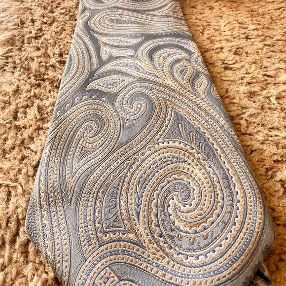Michael Kors %100 silk tie - Picture 2 of 5